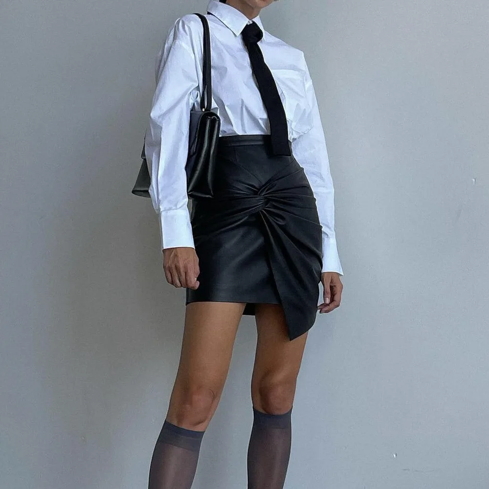 Ropa de mujer Otoño e Invierno nueva moda urbana Falda plisada de cuero a la cadera Mujer