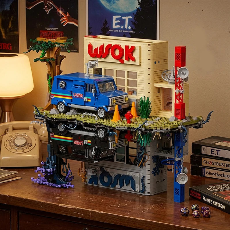 2612-teiliges Modulares Bausteinsystem „Strangers Upside Down World“, Kreatives Film- und Spiel-Set, Retro-Bus-Fahrzeugmodell, DIY-Montage-Puzzle-Spielzeug für Erwachsene, Halloween-Geschenk