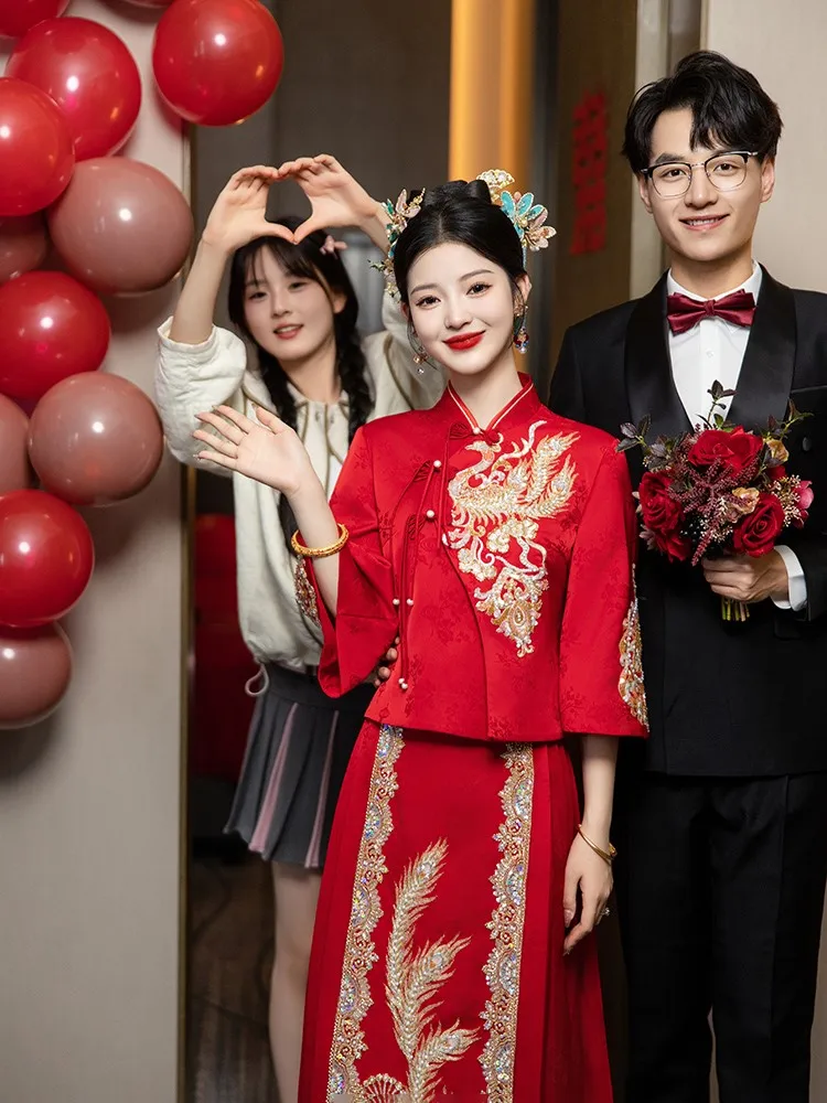 

New Chinese-style wedding dress dragon and phoenix gown bride's toasting