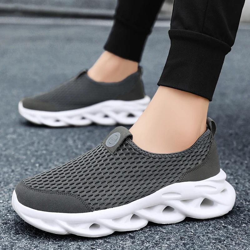 Nieuwe Herenschoenen Casual Ademende Walking Outdoor Zachte Holle Mesh Licht Mode Gebakken Deeg Wendingen Zolen Sneakers