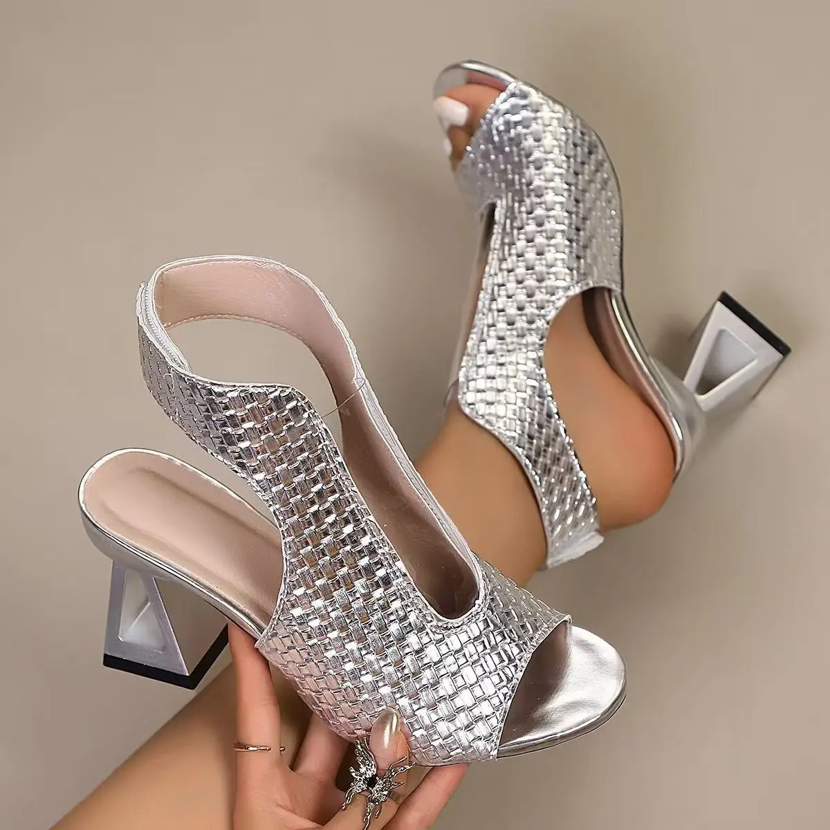 

Женские летние новые босоножки на высоком каблуке больших размеров с открытым носком, на мягкой подошве, модные, кожаные, с тиснением, на массивном каблуке, современные сандалии.