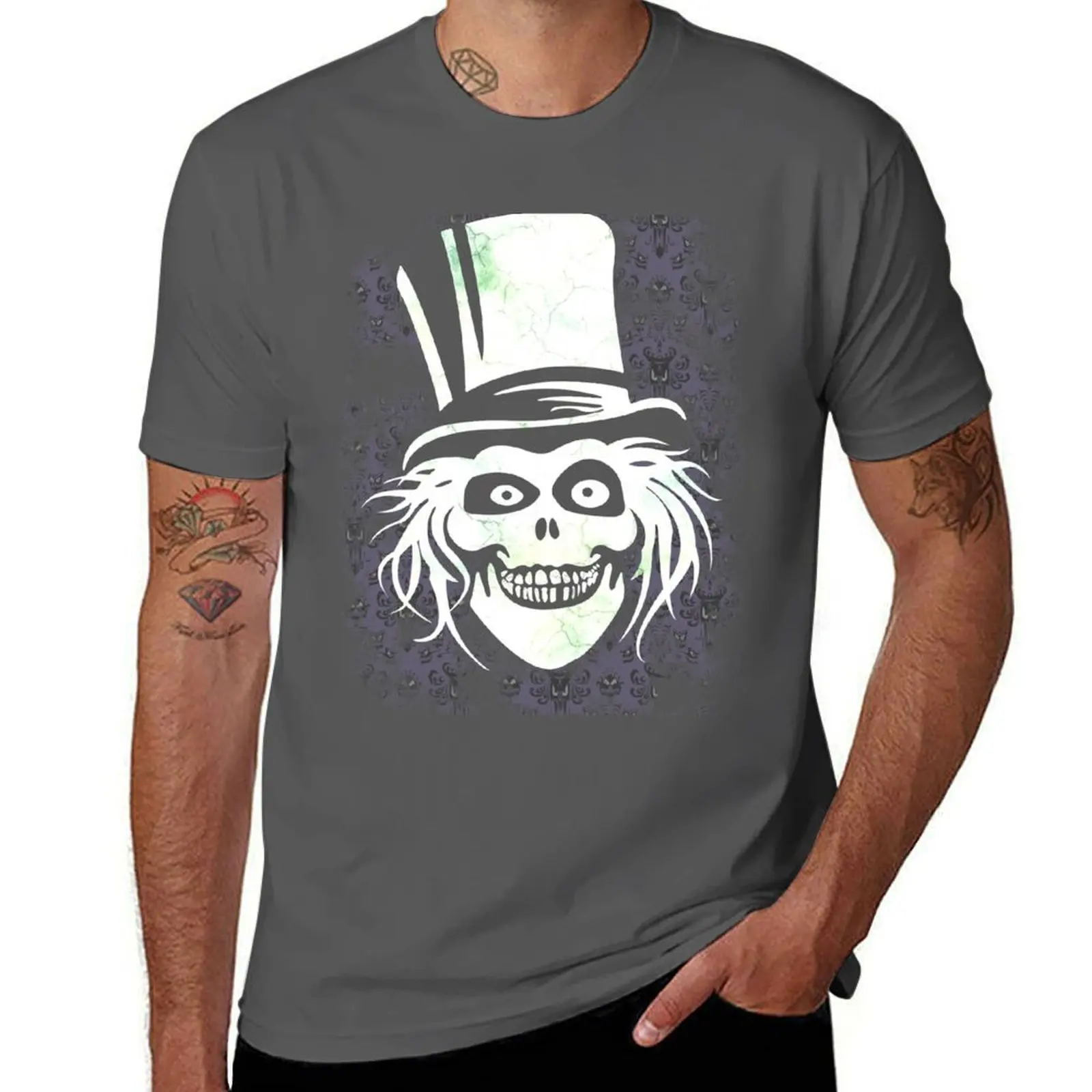 Camiseta HATBOX GHOST WITH GRUNGY HAUNTED MANSION WALLPAPER, camiseta informal de Acción de Gracias