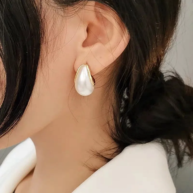 1 пара корейских модных и простых сережек в форме цветка из искусственного жемчуга, подходящих для повседневного ношения и вечеринок.