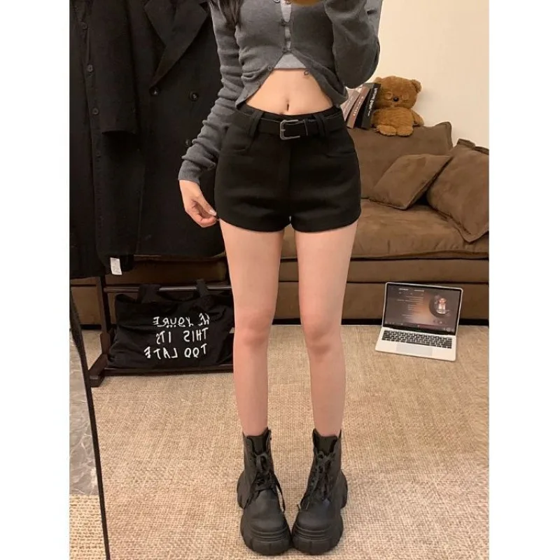 กางเกงขาสั้นผ้าขนสัตว์สีน้ำตาลเข้มเอวสูงสไตล์อเมริกัน สำหรับคนตัวเล็ก ใส่ได้ทั้งฤดูใบไม้ร่วงและฤดูหนาว สไตล์ลำลอง ใส่ได้หลากหลาย ช่วยให้ดูผอมเพรียว