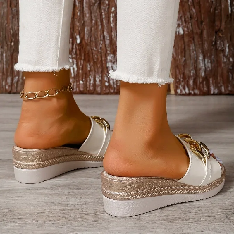 Keile Schuhe Weibliche Runde Kappe frauen Hausschuhe 2025, Casual Hausschuhe Frauen Mode Metall Dekoration Schuhe Damen Plattform Sandalen