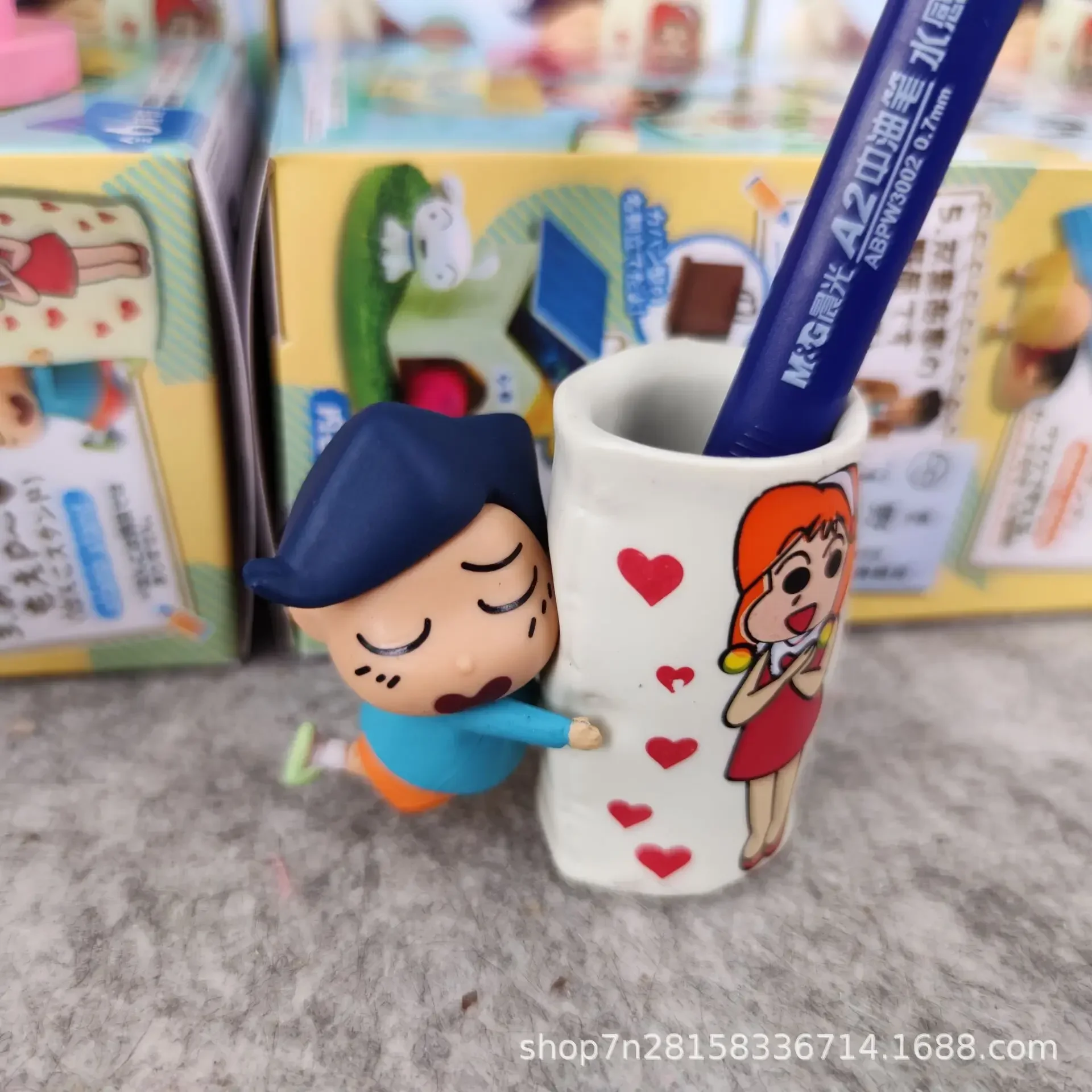 Bandai 1pcs Willekeurige Stijl Nieuwe Anime Crayon Shin-chan Pen Container Kawaii Figuur PVC Model Speelgoed Pop verzamelen Ornamenten Geschenken
