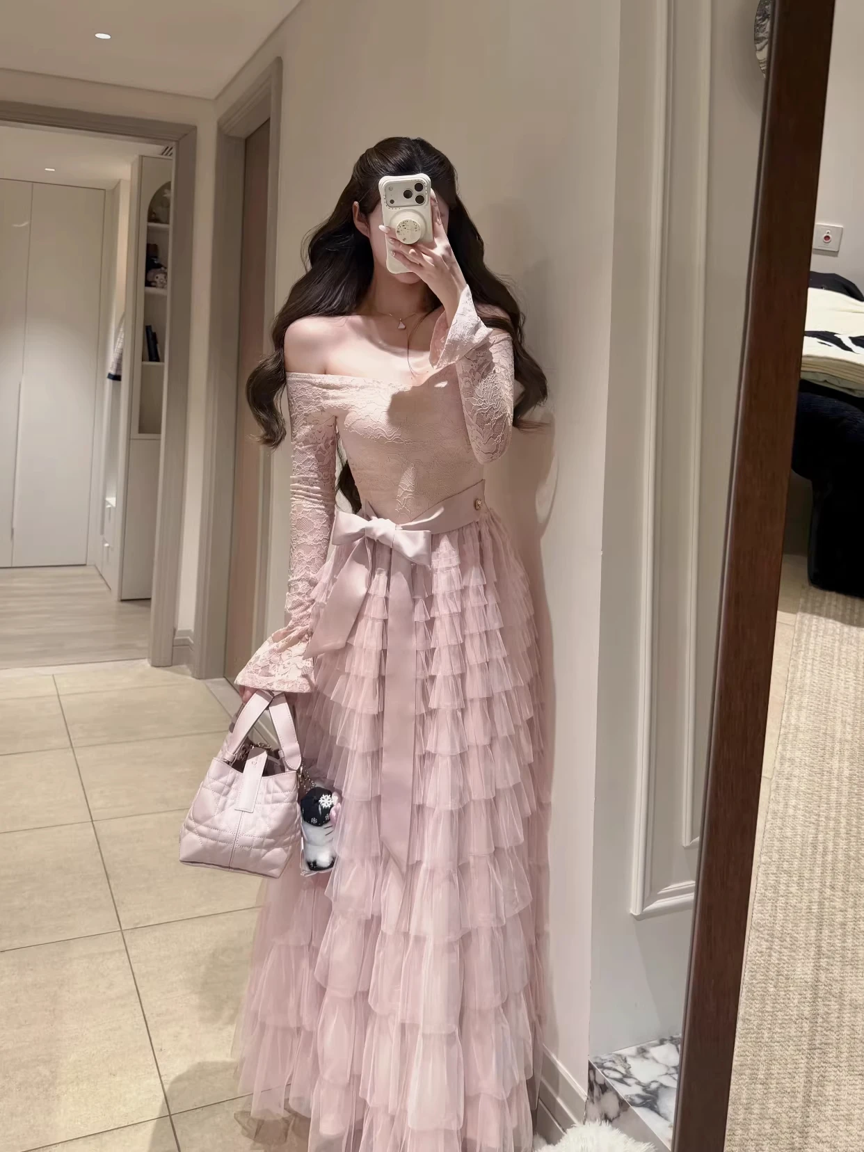 

Летнее женское платье-миди с кружевными вставками, на одно плечо, с завязками на талии, розовое, весна-лето