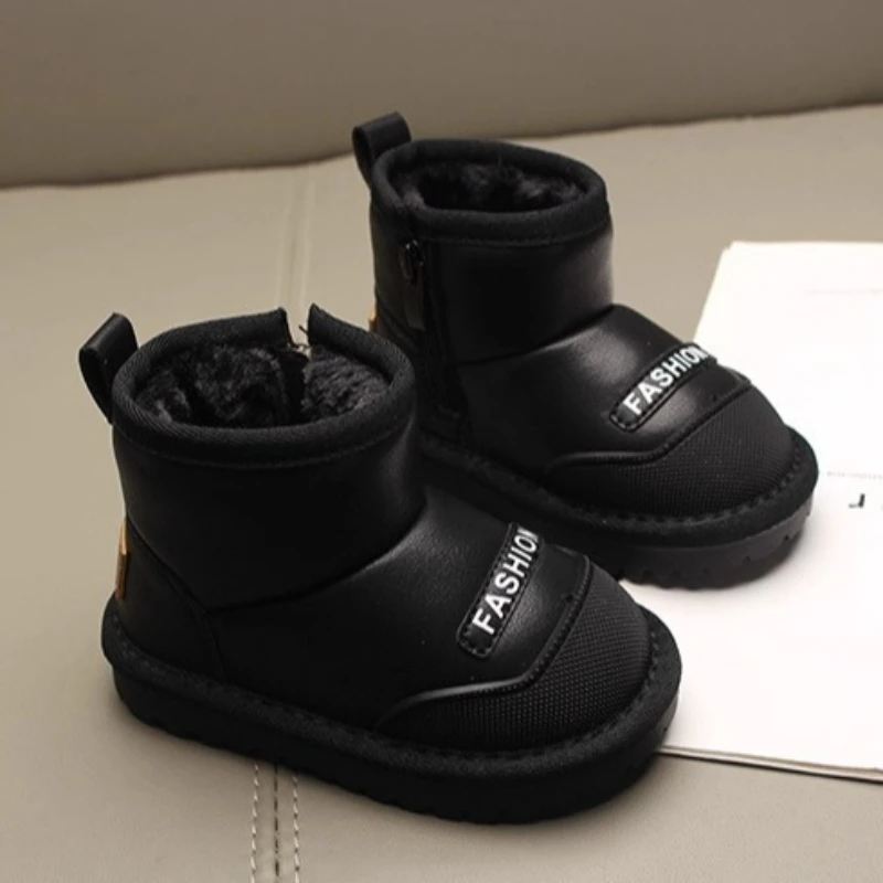 Botas 2025 Inverno Nuovi Bambini Stivali da neve Semplice Versatile Stivaletti da ragazza Comfort Antiscivolo Stivale in pelle da ragazzo Zapatos De Mujer