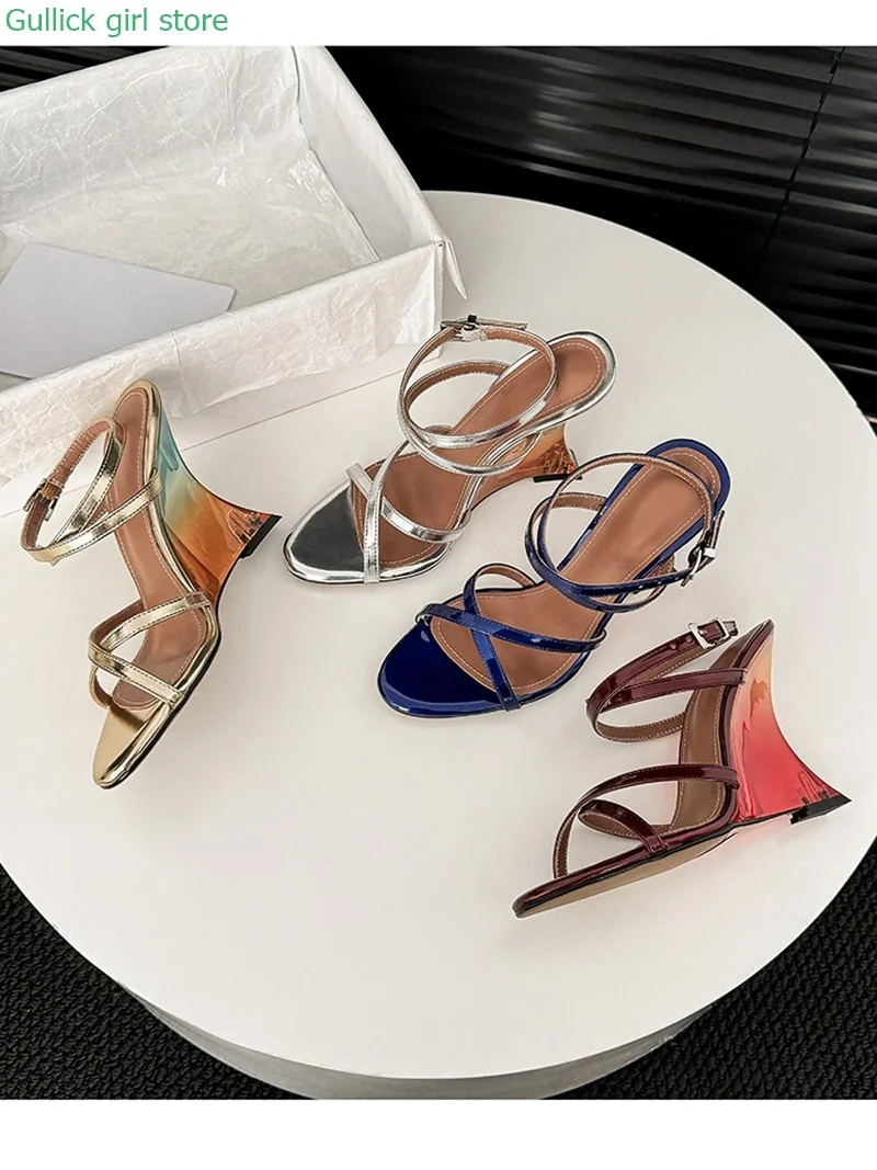 

Новейшие женские летние туфли-сандалии на танкетке с градиентом цвета, с ремешком на щиколотке, открытым носком и перекрестными ремешками, золотисто-бордовые, коллекция Runway 2026