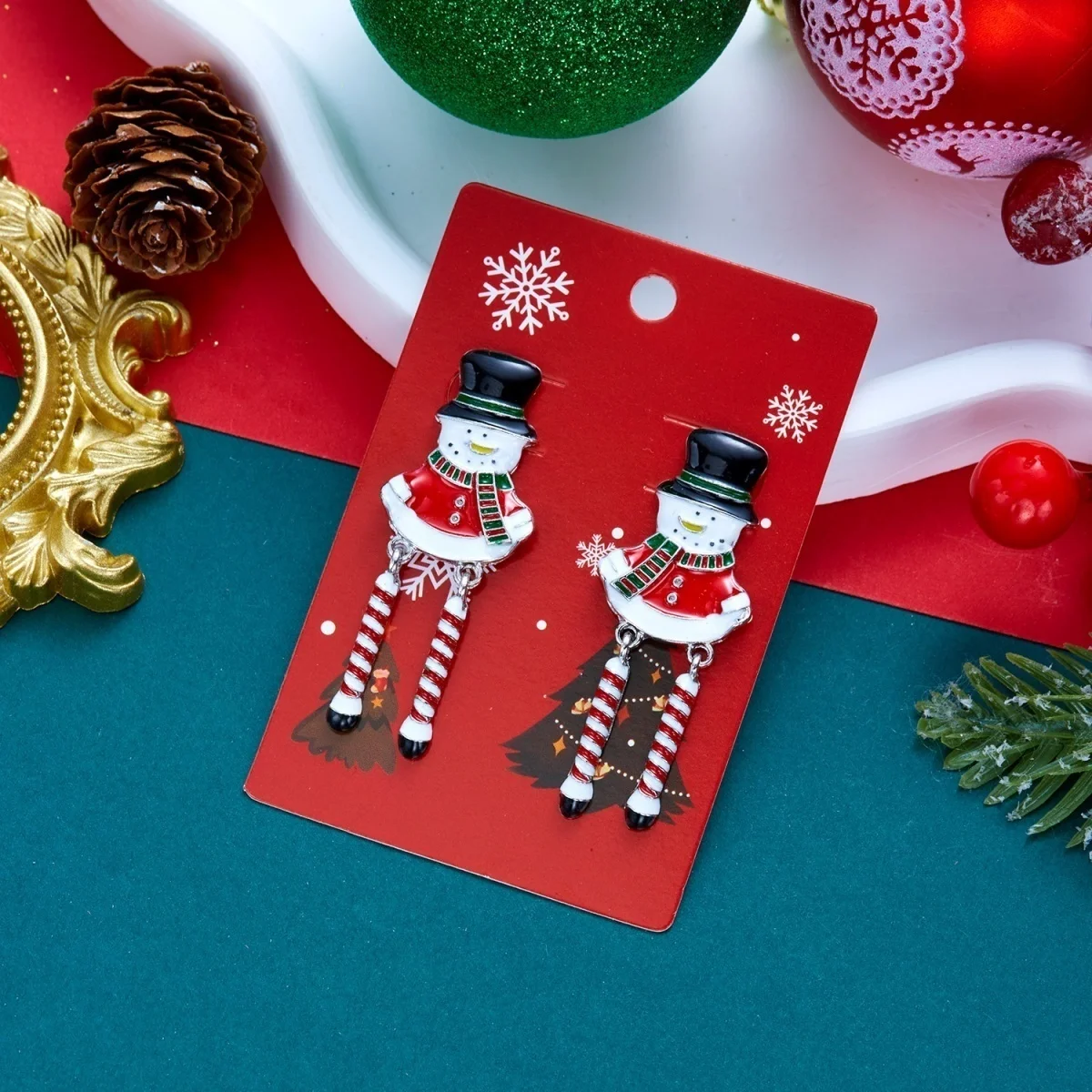 Weihnachtliche kreative Ohrhänger mit simulierten Perlen und langen Beinen im Weihnachtsmann-Design für Damen, Neujahrs-Ohrschmuck mit Lebkuchenmann und Schneemann. – Detail 31