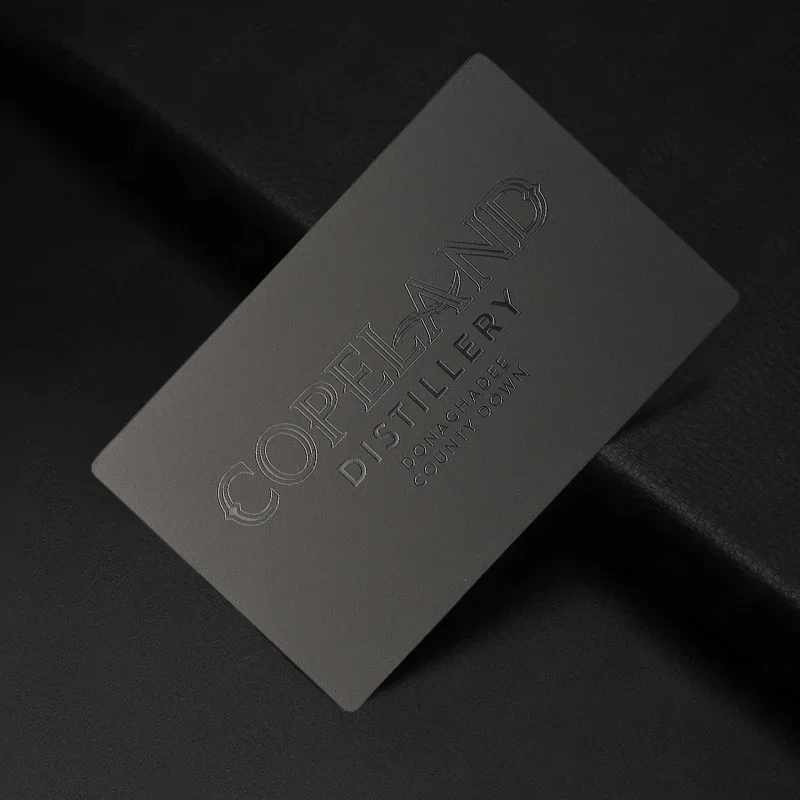 

Изготовленная на заказ черная металлическая визитная карточка из нержавеющей стали с PVD-покрытием и защитой от отпечатков пальцев, устойчивая к царапинам