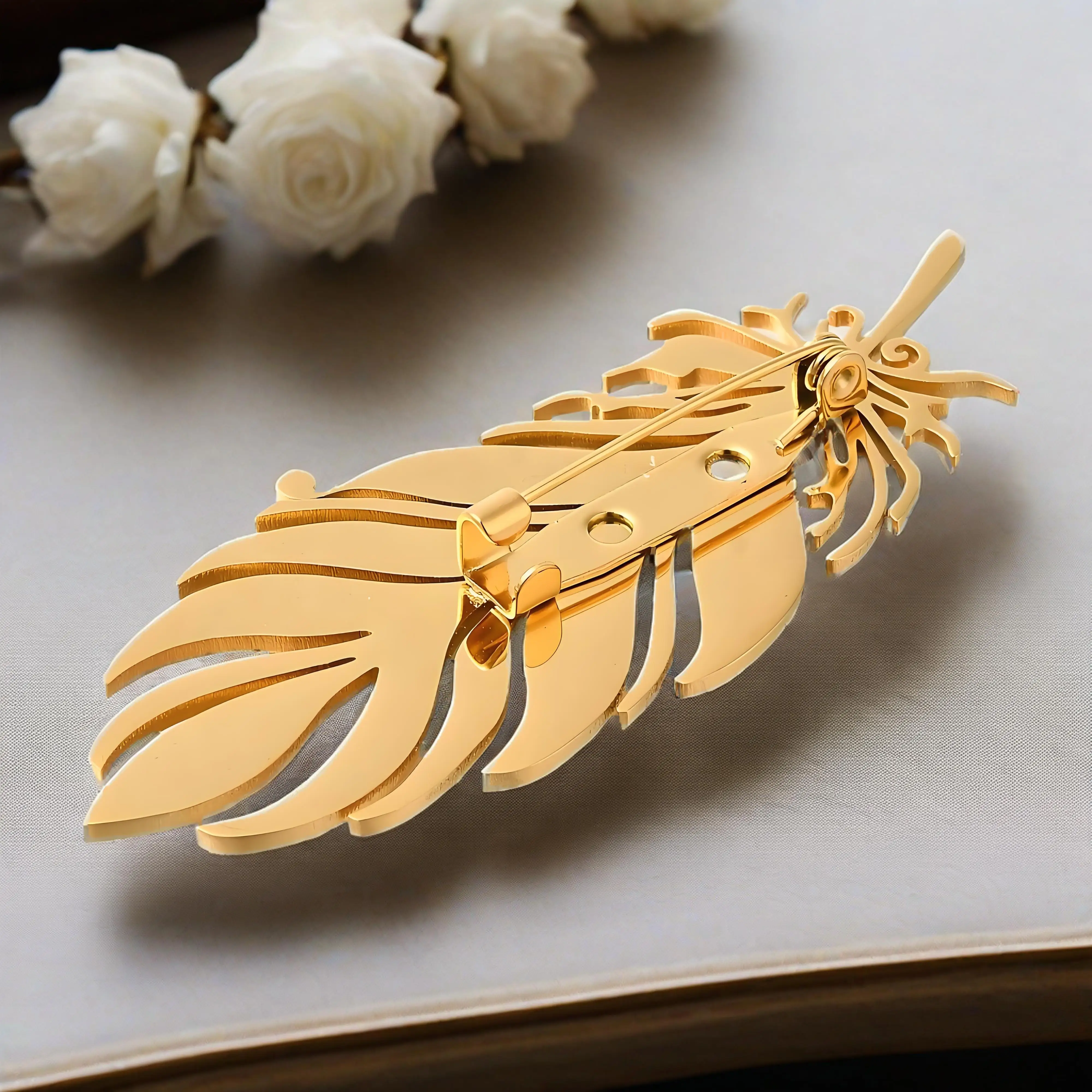 Vergoldete Federbrosche, exquisite, ausgehöhlte Design-Anstecknadel, stilvoller Schmuck für Damen und Herren, ideales Geschenk für den Alltag