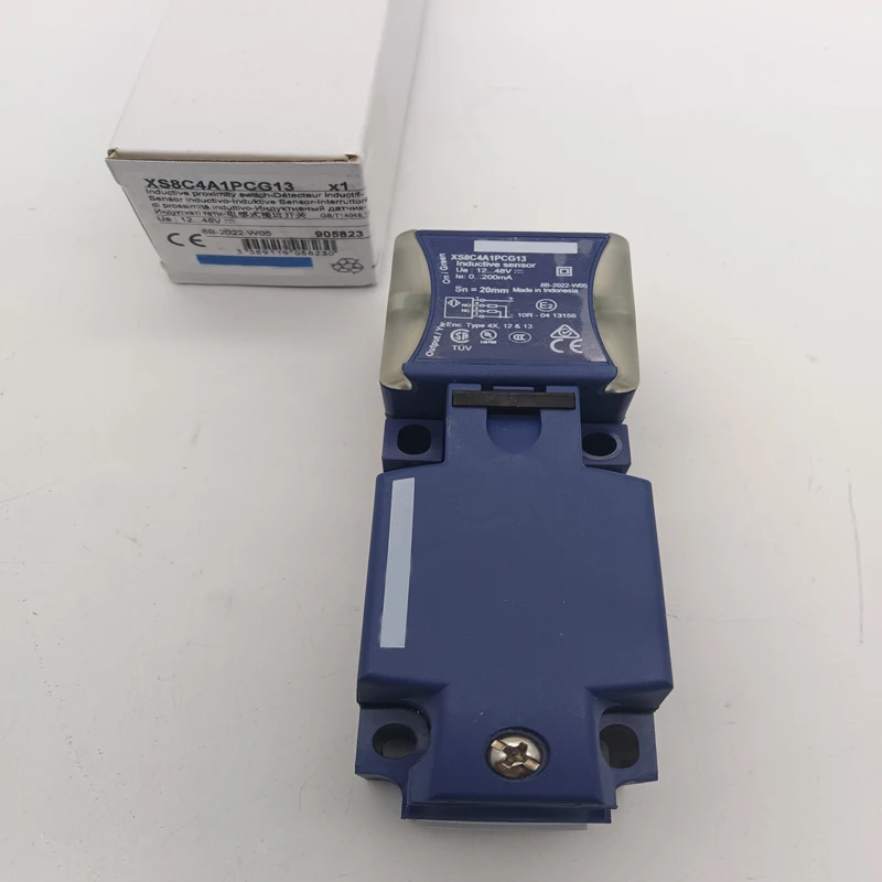 

Physical shooting of sensor proximity switchXS8C4A1PCG13 XS7C4A1MPG13
