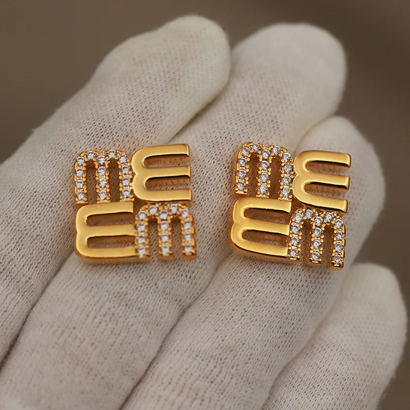New Sight Design Unique Metal Crystal Letter M Stud Earrings for Women Fashion Brand Brand Vintage Earrings Gift