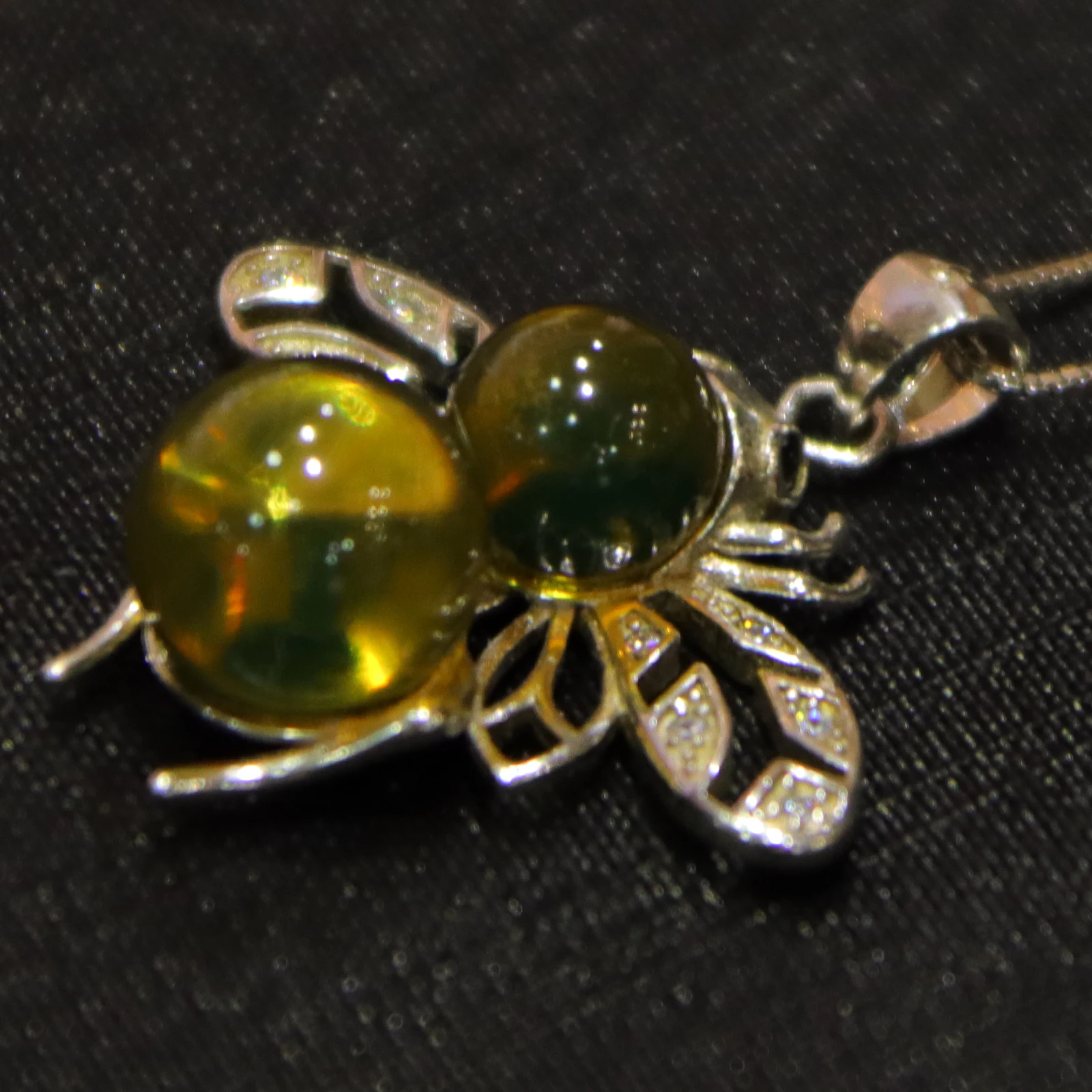 قلادة من الكهرمان الأزرق المتغير اللون الطبيعي مقاس 8 × 9 مم هدية عيد الحب للذكرى السنوية الرومانسية لصديقتك #2