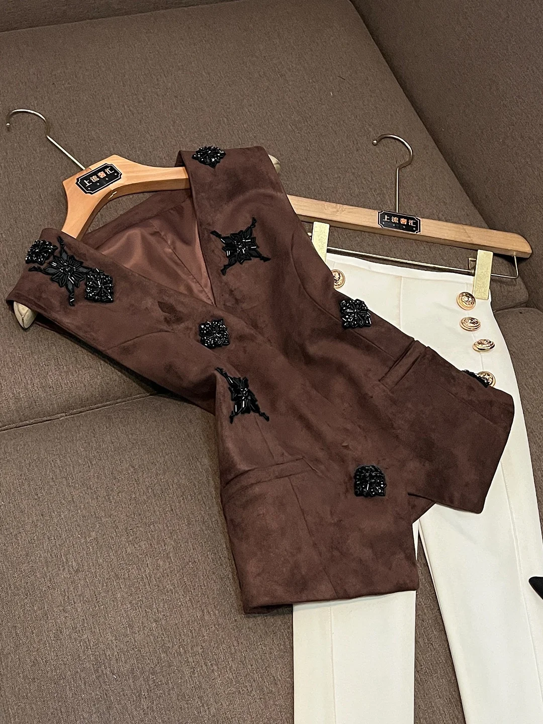 

Ele Busin Women's Suede Vest Waist-Cinching Flower Embellied Single-Button Closure Long Coat X77 Luxury mat