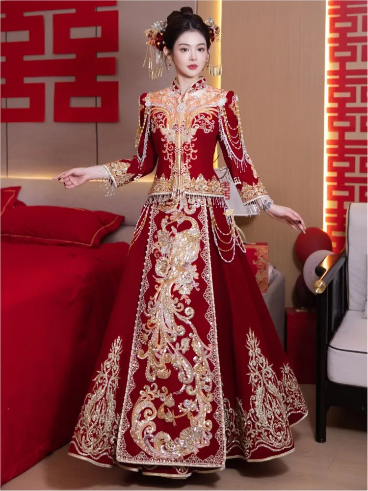 

The bride's new Chinese-style wedding dress velvet gown and are all of high quality