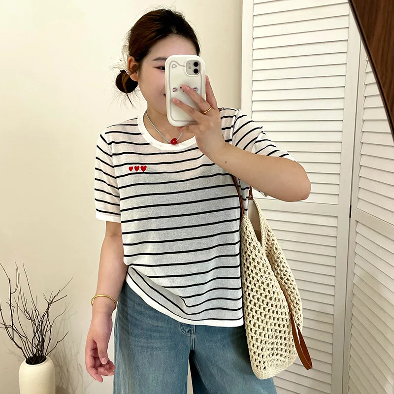 

Женская тонкая вязаная футболка больших размеров с вышивкой, свободного кроя, с коротким рукавом, летняя модная, с металлическим декором и низкой талией