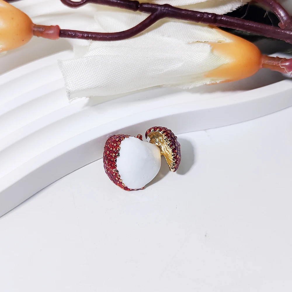 A new fashionable fruit lychee brooch with a high-end feel, exquisite opening pin, small and cute chest flower, summer anti glar