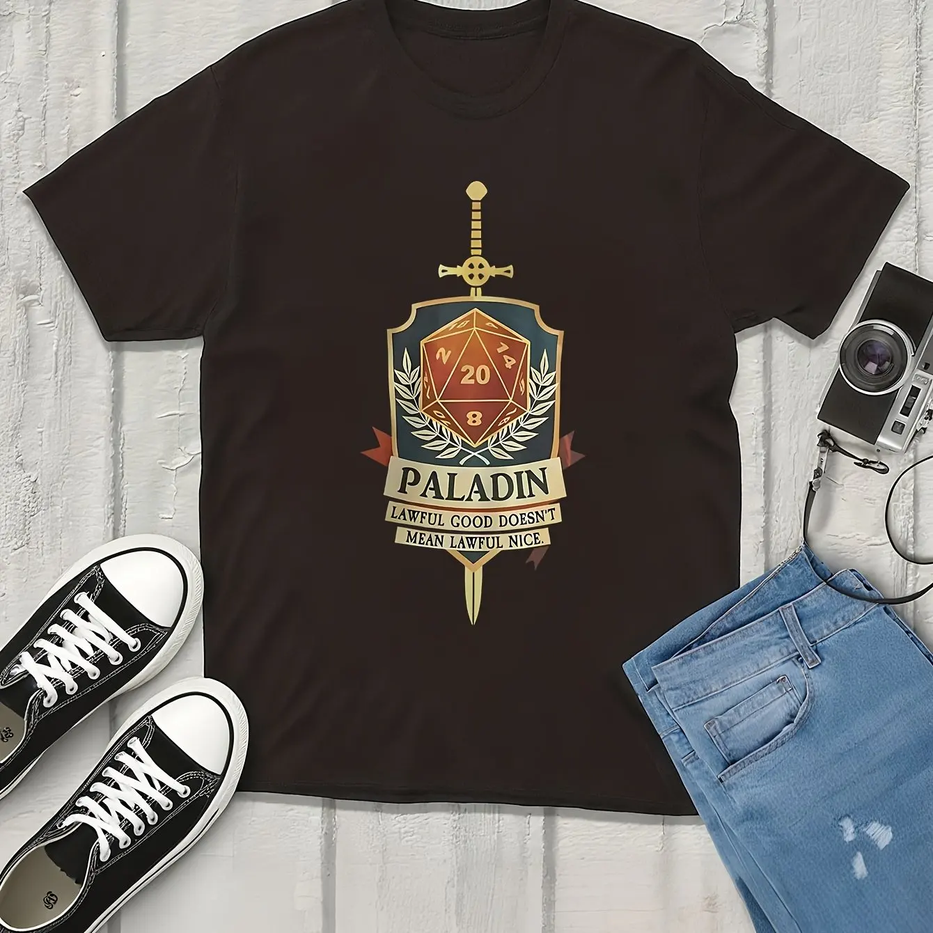 تي شيرت رجالي كلاسيكي DND Paladin Lawful Good Graphic - تصميم 20 جانبًا وقذيفة الانتقام باللونين الأسود والذهبي RPG