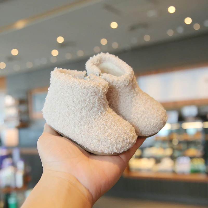 Baby-Laufschuhe aus Wildleder, warme Freizeitstiefel für Kleinkinder, einfarbig, vielseitig, 2026 Winter Neu, Kinder-Prinzessinnenstiefel mit runden Zehen. – Detail 5