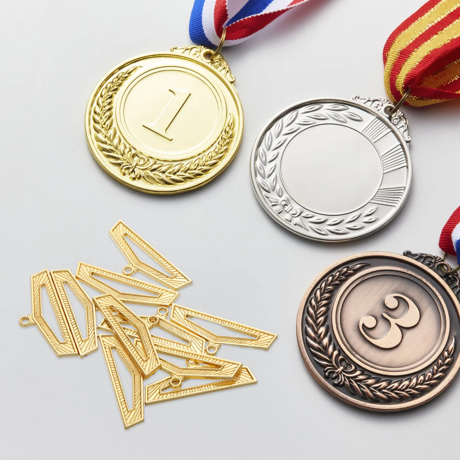 

Набор из 10 металлических держателей для медалей с лентой, горизонтальный дизайн, надежное крепление для медалей, для демонстрации наград на полке