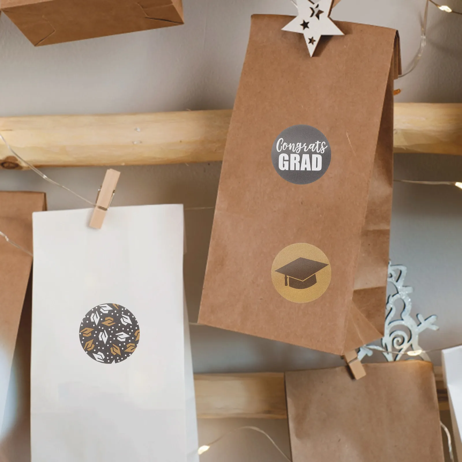 

500Pcs Creative Graduation Stickers 2.54cm Round Adhesive Seal Labels for Envelopes Cards Balloons Gift Wraps Notebooks Room