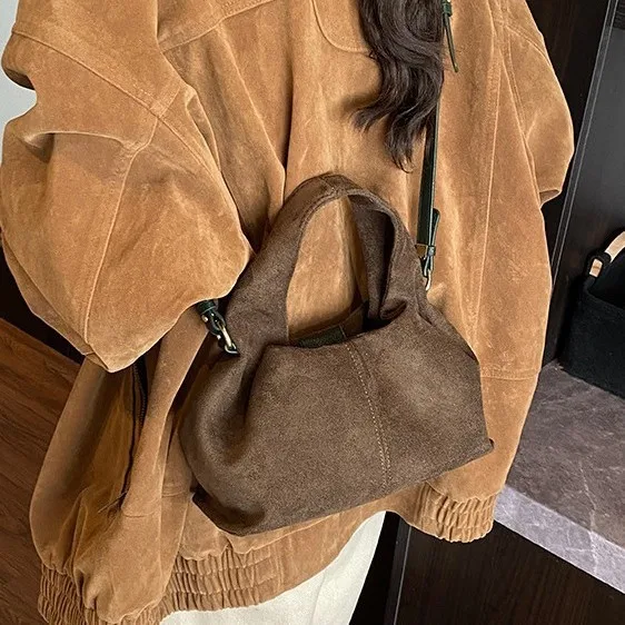 여성 패션 숄더백 2025 신상 소프트 매트 가죽 메신저 크로스바디 백 조절 가능한 스트랩 출퇴근 여행용