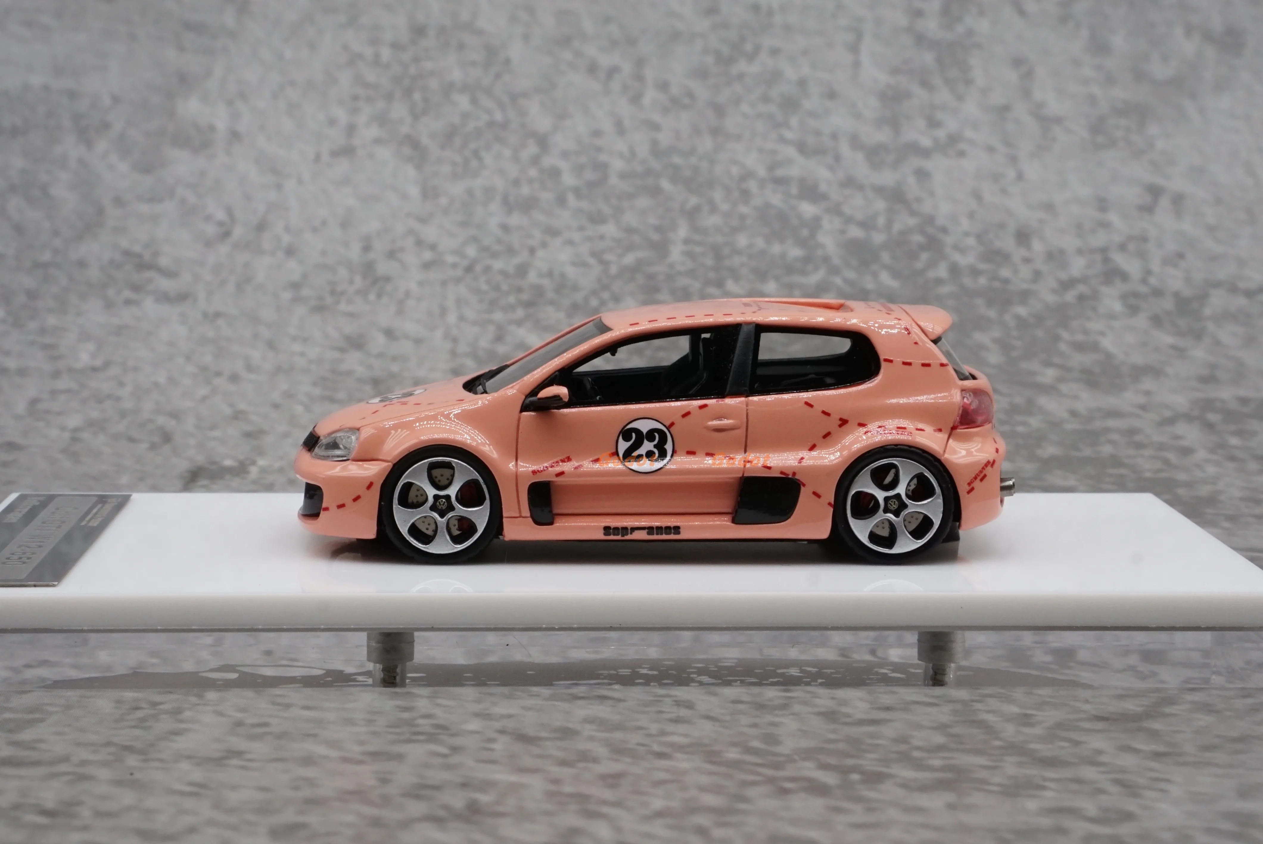 1:64 Volkswagen Golf GTI W12 650 Pink Pig Limited Edition Resin Model Car Gift