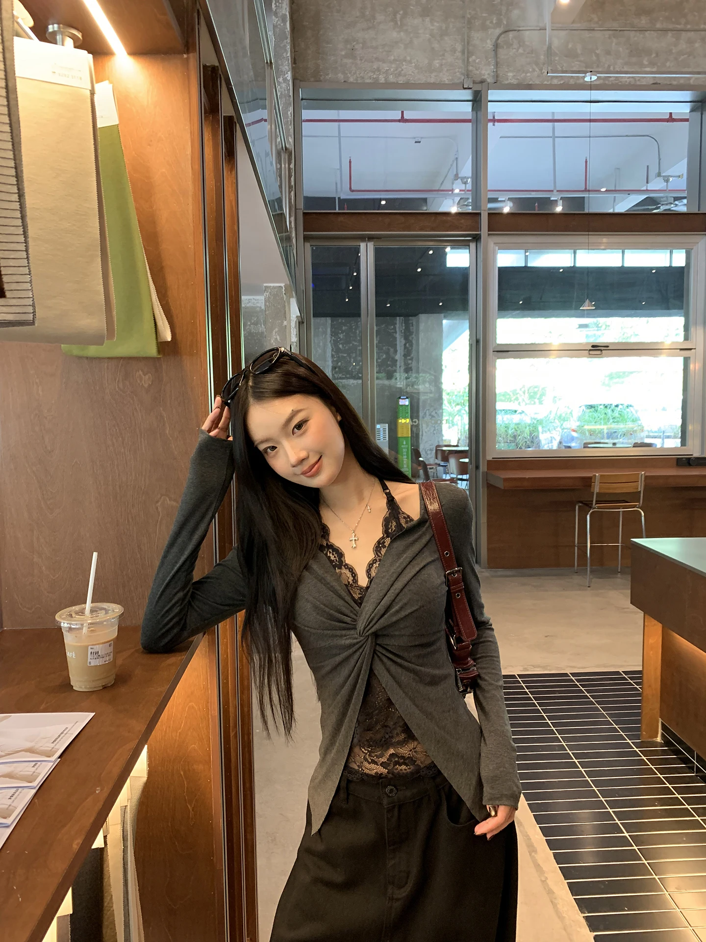 Red Celebri Long Sve Base irt Damen 2025, neues Initial-Herbst-koreanisches SLE-Spitzen-T-Shirt, gefälschtes zweiteiliges Spicy Girl-Top