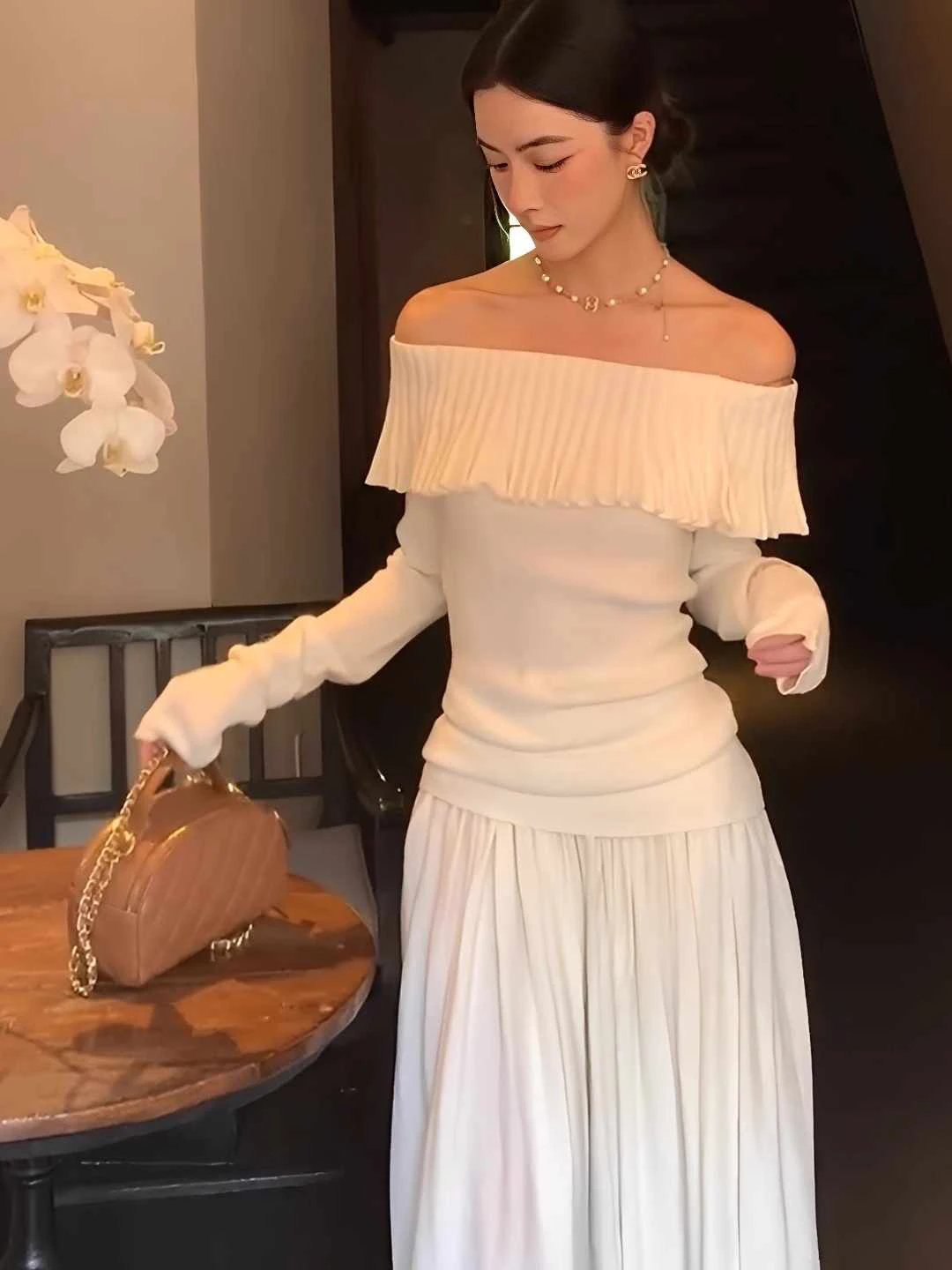 เสื้อไหมพรมถักไหล่เดียวสีน้ำตาลอ่อน ดีไซน์หวานซ่อนเปรี้ยว สไตล์เกาหลีใหม่ล่าสุดสำหรับผู้หญิง ฤดูใบไม้ร่วง ทรงเข้ารูป ดูผอมเพรียว ระดับไฮเอนด์ แขนยาว