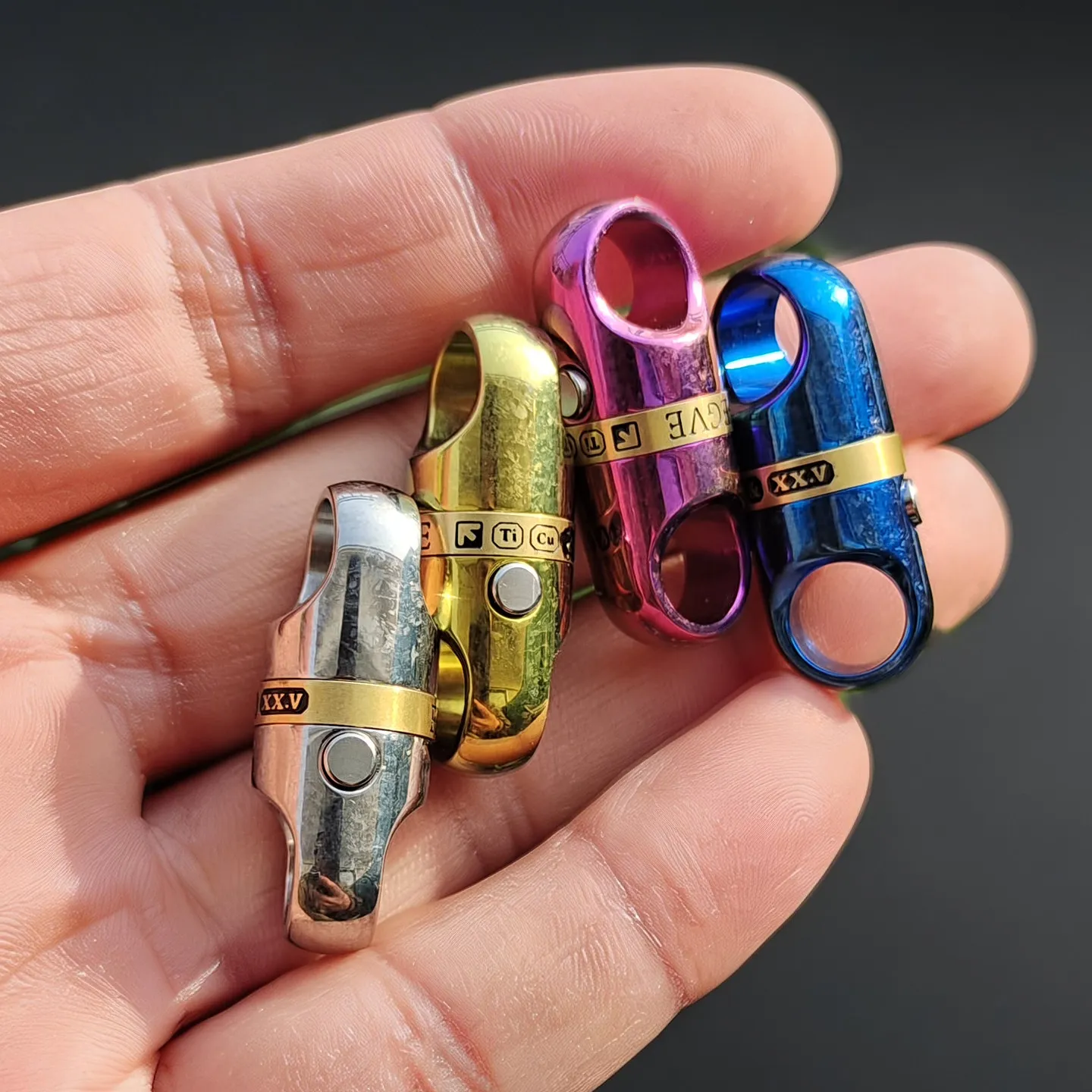 Fegve Titanium Brass 360° Rotatable Keychain Buckle Keychain Car Pendant EDC Outdoor Tools