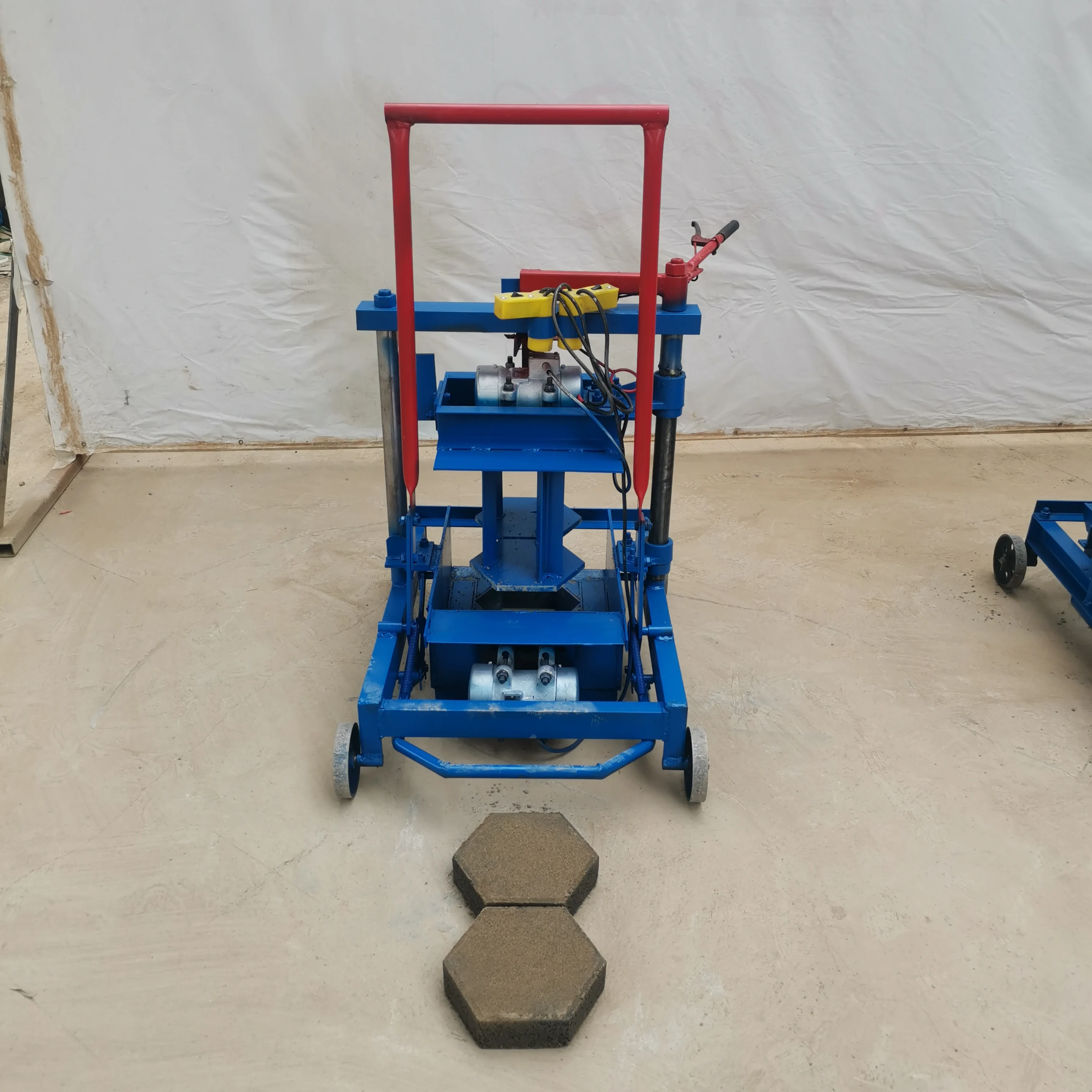 Самая продаваемая электрическая машина для производства кирпича в Африке со сменной формой для бетона. Эффективная машина для формования рабочих блоков.