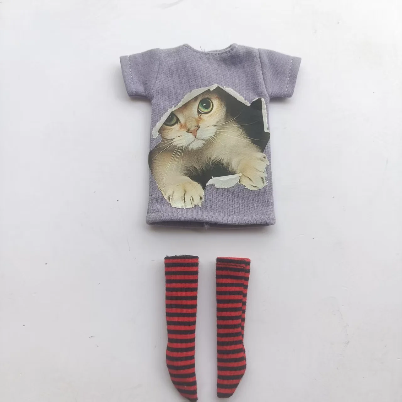 Handgefertigte OB24 1/6 Puppenkleidung, Cartoon-Print Kurzarm-T-Shirt + gestreifte Socken, kann als Zubehör für 1/6 Puppen verwendet werden. – Detail 24