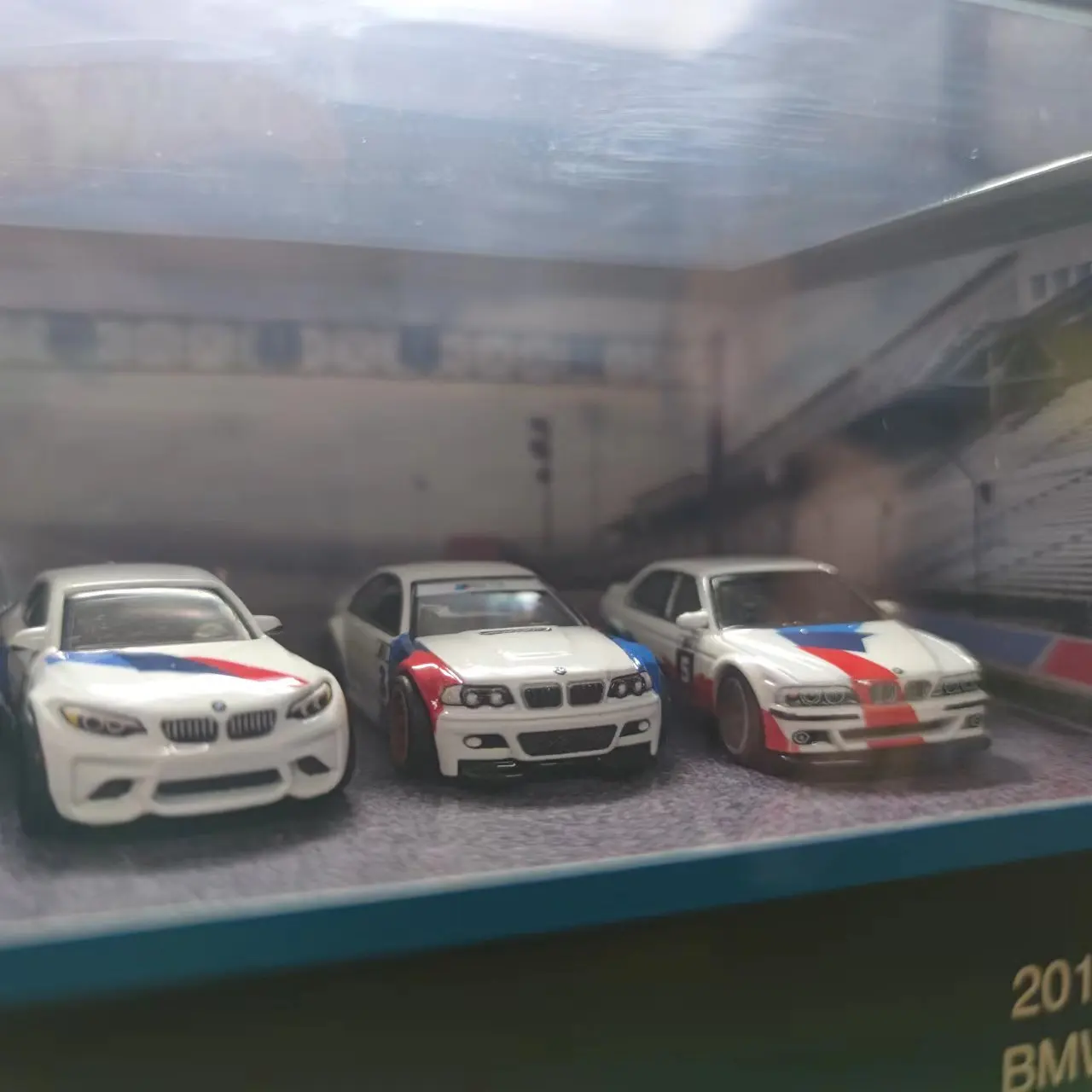 Hot Wheels Premium Garage Set 2016 BMW M2+BMW M3 E46+2001 BMW M5 E39 1:64 Die-Cast Vehicles Gmh39