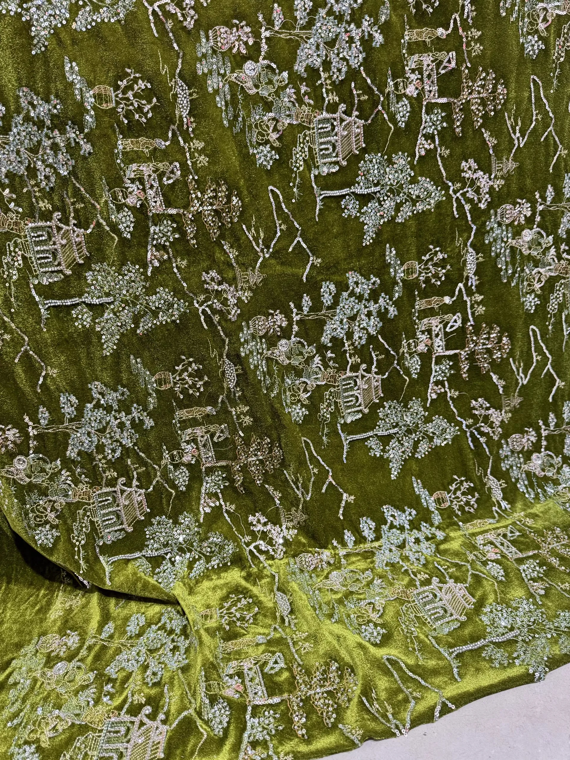 Padiglioni e torri ricamati con paillettes rosse e verdi, tessuto in velluto cucito, tessuto per abiti da sera cheongsam