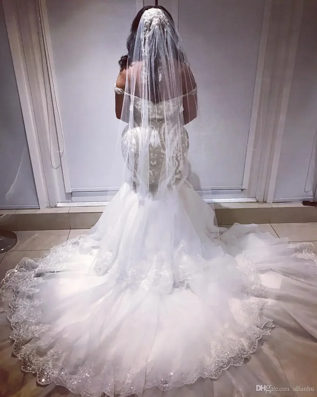 Maßgeschneiderte arabische Meerjungfrau-Hochzeit mit Perlen und Pailletten, glitzernde schulterfreie Brautkleider, sexy V-Ausschnitt, Kirchenbrautkleid in Übergröße