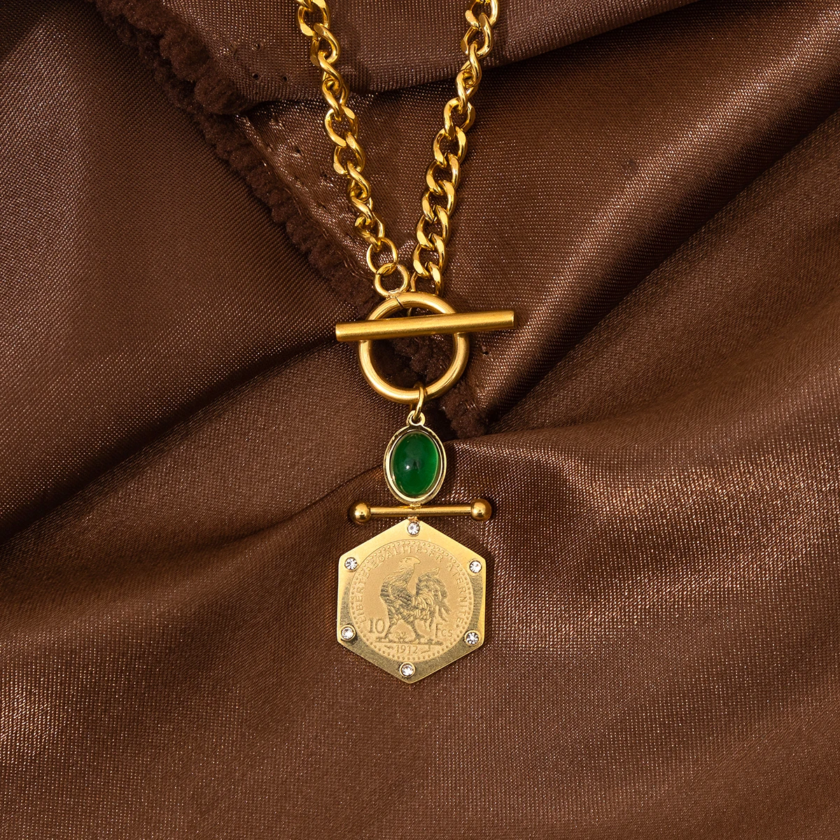 

A Hexagonal Chicken Pattern Pendant Necklace In Emerald Green,A Preferred And Essential Gift For Elders For Traditional Festival