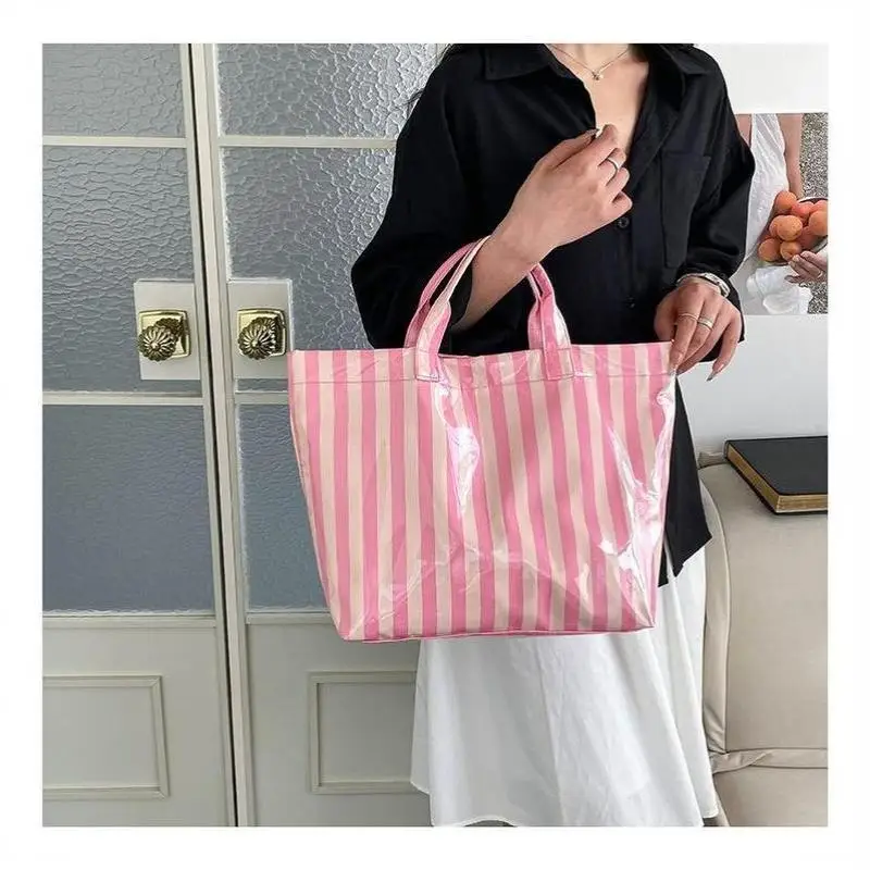 Diese wasserfeste PVC-Tragetasche verfügt über ein rosa-blau gestreiftes Design, ein großes Fassungsvermögen und eignet sich für Strand-Einkäufe. – Detail 26