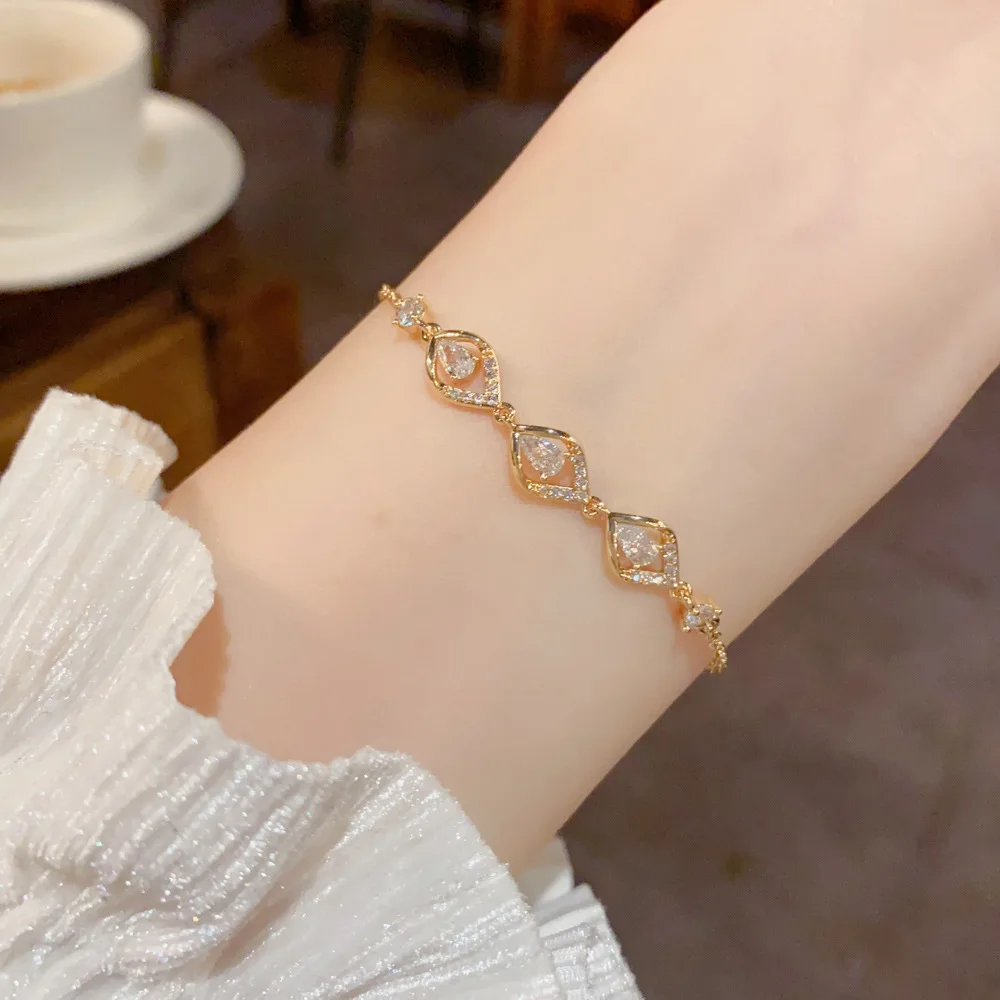 Dazzling Party Necklaces Featuring Geometric Diamond Links To Enhance Daily Outfits For Chic Women Seeking Glamour Touches