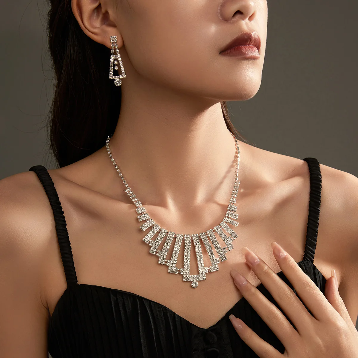 

Ele Luxury Rhinestone Nelace And Earring Set High End Bridal Jewelry Paage Choker Women's Faion Accories