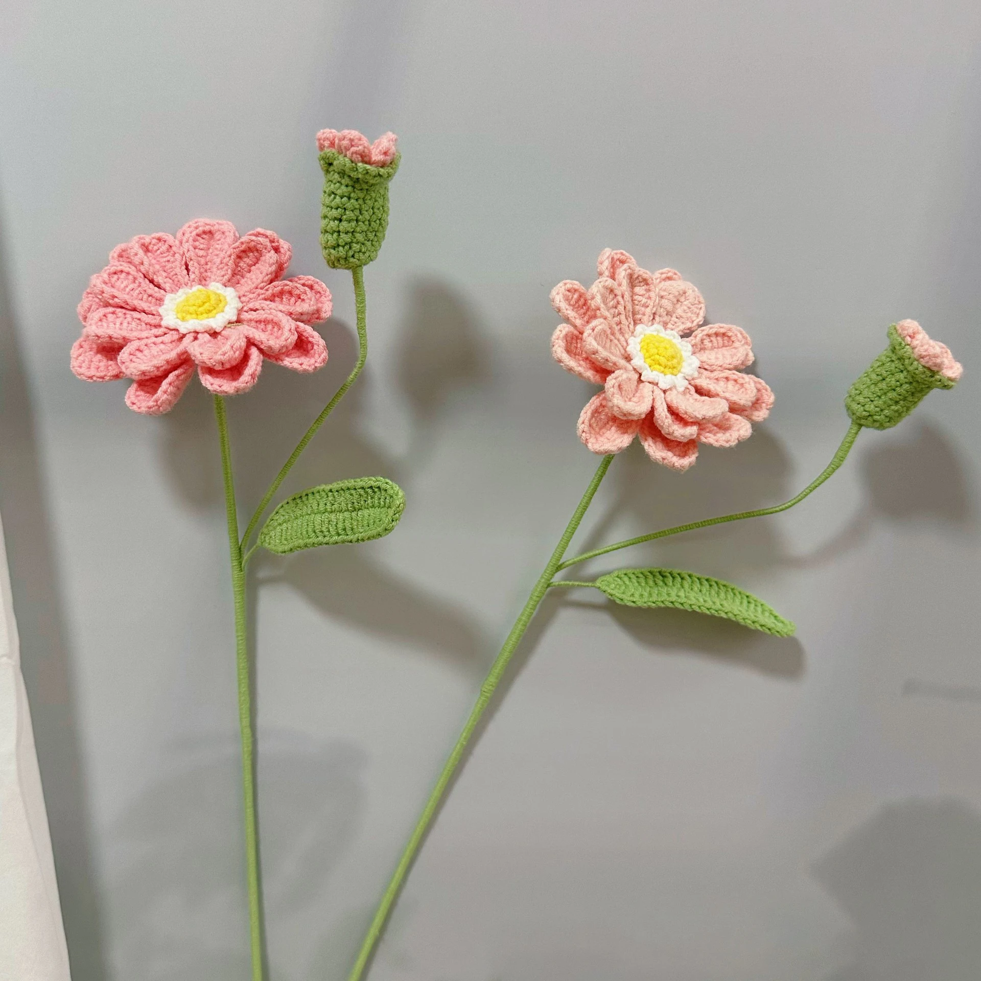 Gehäkelter Chrysanthemen-Strauß Liebliche Gestrickte Blumen Handgewebte Blumenzweige Kreative Künstliche Pflanze Raumdekoration Geschenk – Detail 5