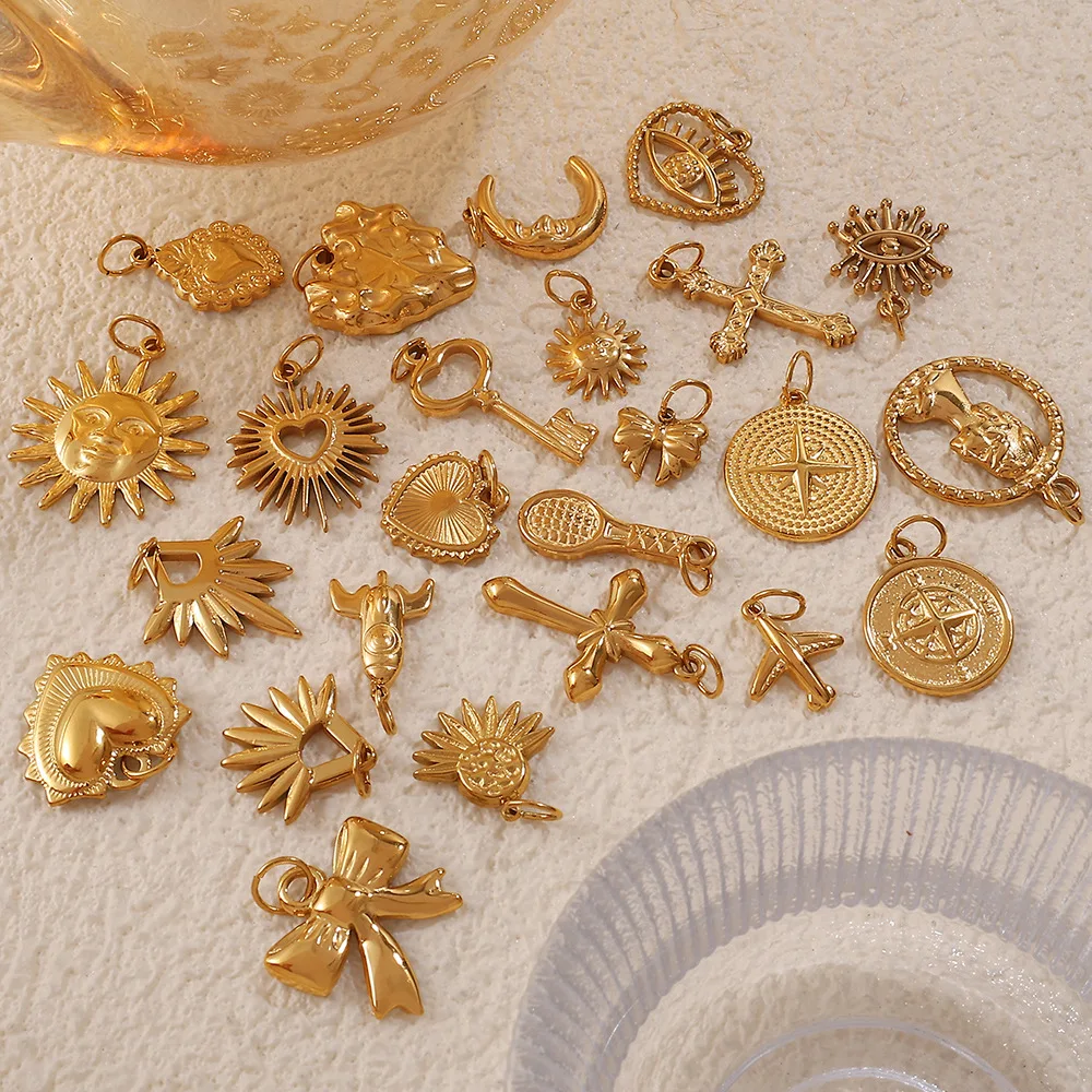 Colgante de acero inoxidable chapado en oro de 18 quilates, accesorio clásico de ojo cruzado y corazón para joyería DIY, collar, pulsera, llavero, 1 ud.