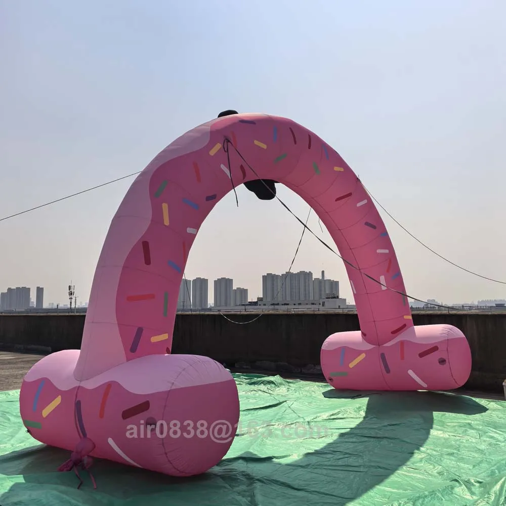 ที่กําหนดเองสีชมพู Inflatable วันเกิด Party Arch พร้อมเครื่องเป่าลม Air Blow Gate Candy Donut Inflatable Archway สําหรับกิจกรรมกลางแจ้ง