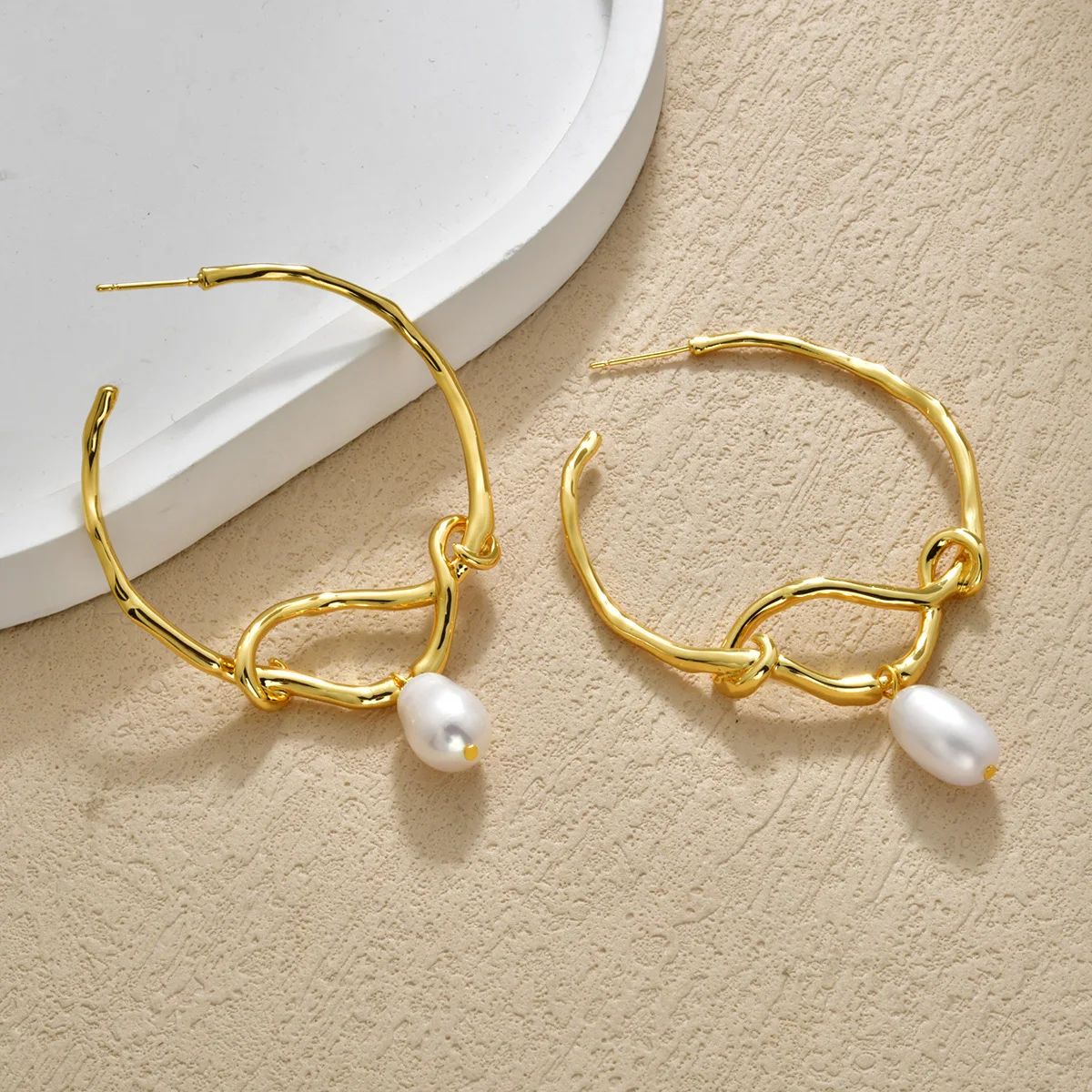 High-end freshwater pearl ear loop with simple and elegant style, suitable for daily work wear. New style earrings for women.