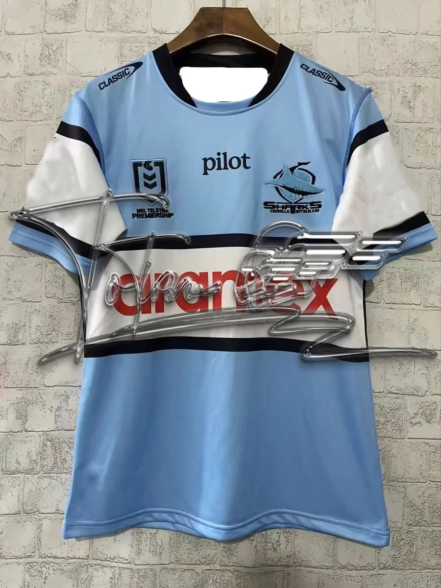 

Новая горячая распродажа с подписью Cronulla Sharks NRL Джерси регби-лиги 2025 года — Proof COA — быстросохнущая футболка с автографами для детей и взрослых 26 лет