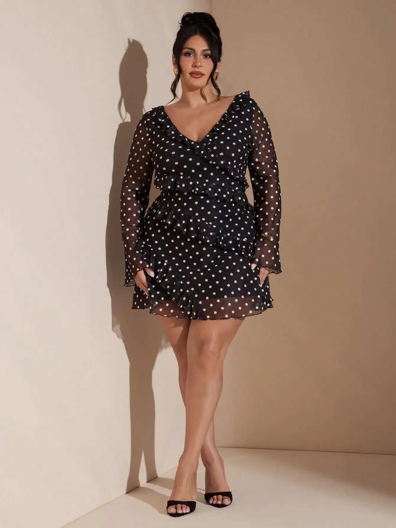 

Черное мини-платье больших размеров в горошек с V-образным вырезом, рюшами и длинными рукавами