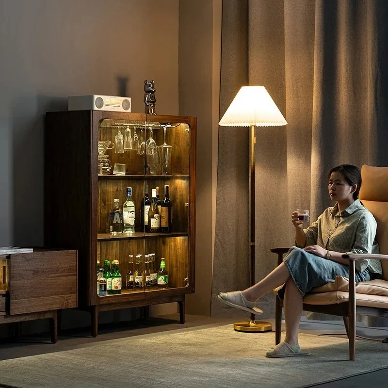 P خزانة مشروبات من الخشب الصلب، باب زجاجي على الحائط الشمالي مع خزانة عرض خفيفة شمالية. خزانة كتب من خشب الجوز الأسود الأمريكي