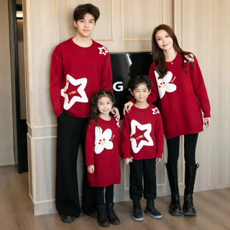 

Новинка 2026: Новогодний красный семейный комплект — утепленные свитера для родителей и детей, уютные зимние теплые вязаные пуловеры для мамы и дочки, праздничный образ