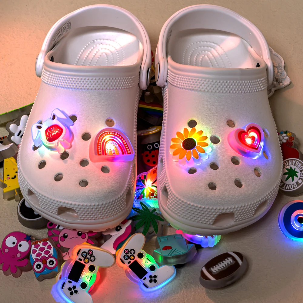 Breloques de chaussures LED pour enfants, 1 pièce, cadeau hibou licorne manette de jeu, chaussures éclairées de Football, décoration, accessoires de chaussures, épingles sabots boucles